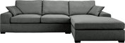 Graues Stoff-Ecksofa mit rechter Ottomane/Longchair, drei Sitzkissen und zwei Armlehnenkissen, Frontansicht leicht schräg von vorn