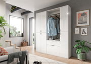Moderne Garderobenkombination in Hochglanz-Weiß mit offenen und geschlossenen Fächern, frontal abgebildet in einem stilvoll eingerichteten Raum.