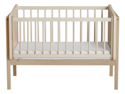 Anstellbett aus hellem Holz mit Gitterstäben, Vorderansicht