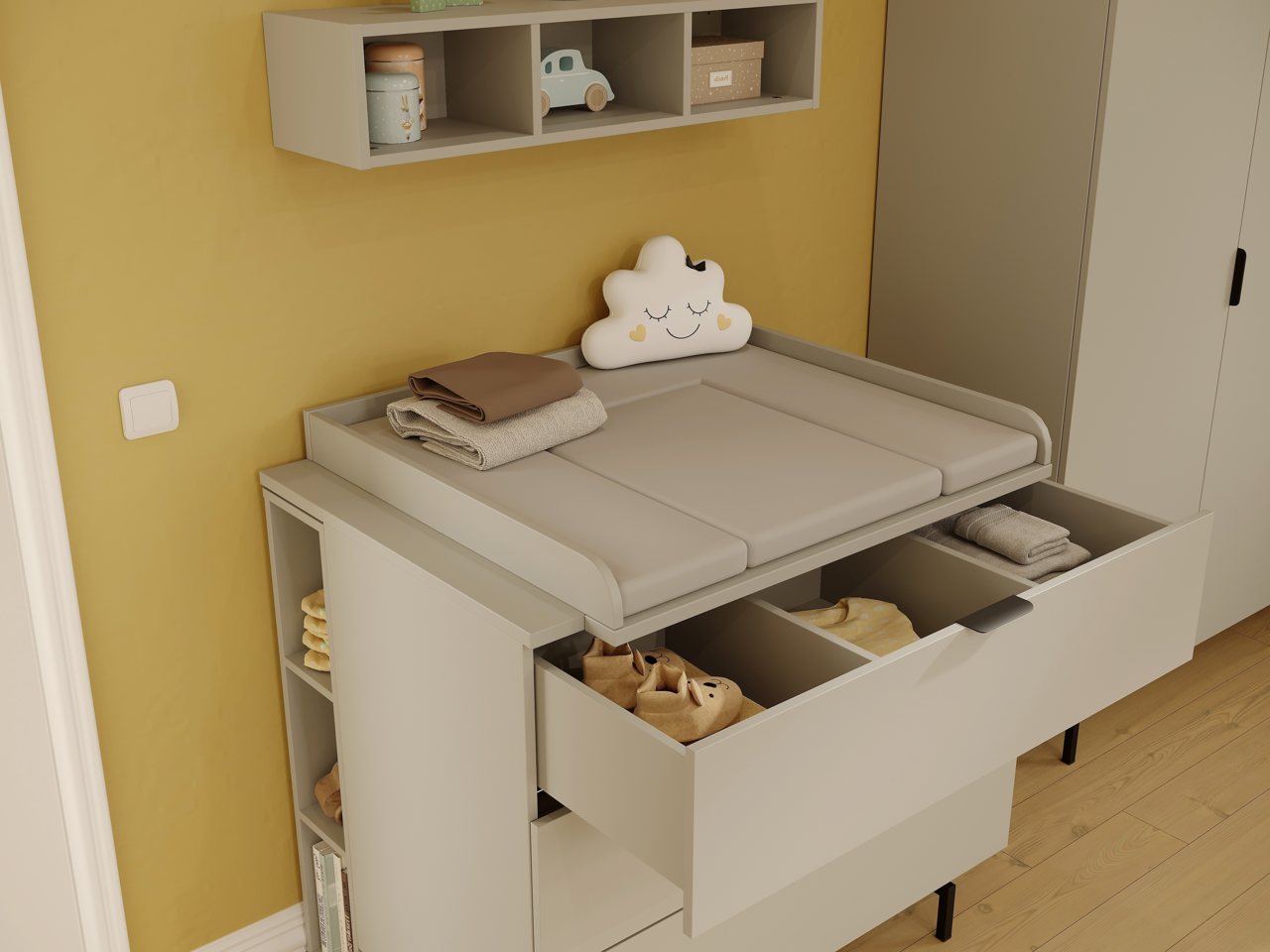Wickelaufsatz in einem Kinderzimmer, seitliche Perspektive, mit offenen Schubladen und Regalen, dekoriert mit einem Wolkenkissen und Babyartikeln.