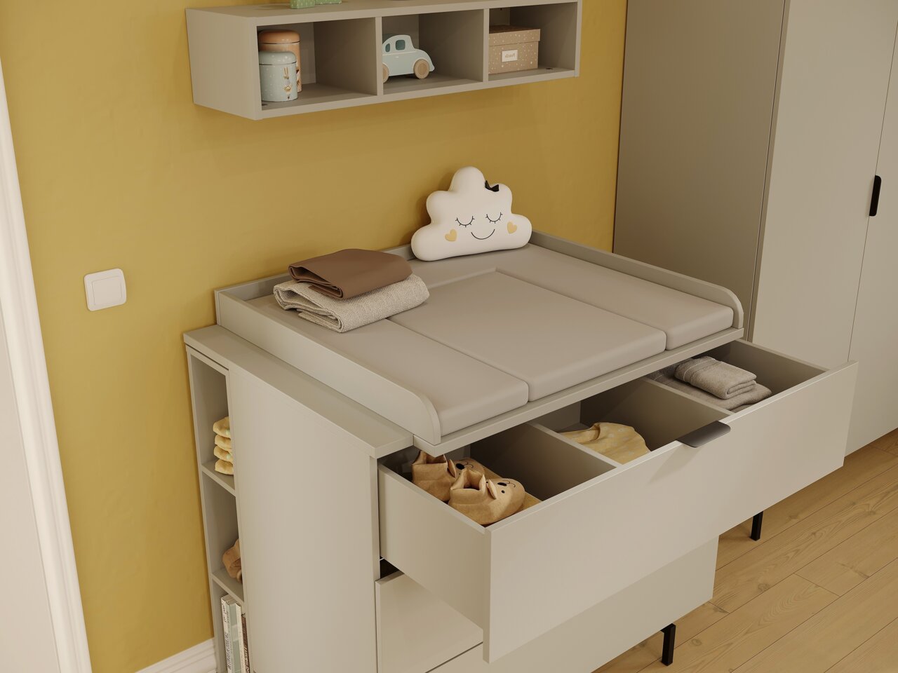 Germania Wickelaufsatz TOMINO Wickelaufsatz in einem Kinderzimmer, seitliche Perspektive, mit offenen Schubladen und Regalen, dekoriert mit einem Wolkenkissen und Babyartikeln.