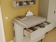 Wickelaufsatz in einem Kinderzimmer, seitliche Perspektive, mit offenen Schubladen und Regalen, dekoriert mit einem Wolkenkissen und Babyartikeln.