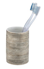 Keramik Zahnputzbecher mit horizontalen Linienmuster, gefüllt mit zwei transparenten Zahnbürsten, seitliche Perspektive