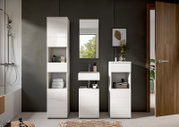 Moderne Badkombination mit weißem Hochglanz-Finish, bestehend aus einem hohen Schrank, einem Waschbecken mit Unterschrank und einem weiteren Schrank, frontal betrachtet.