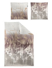 Bettwäsche-Set mit floralem Muster in Beige- und Brauntönen, bestehend aus einem Kissenbezug und einem Deckenbezug, aus der Vogelperspektive fotografiert.