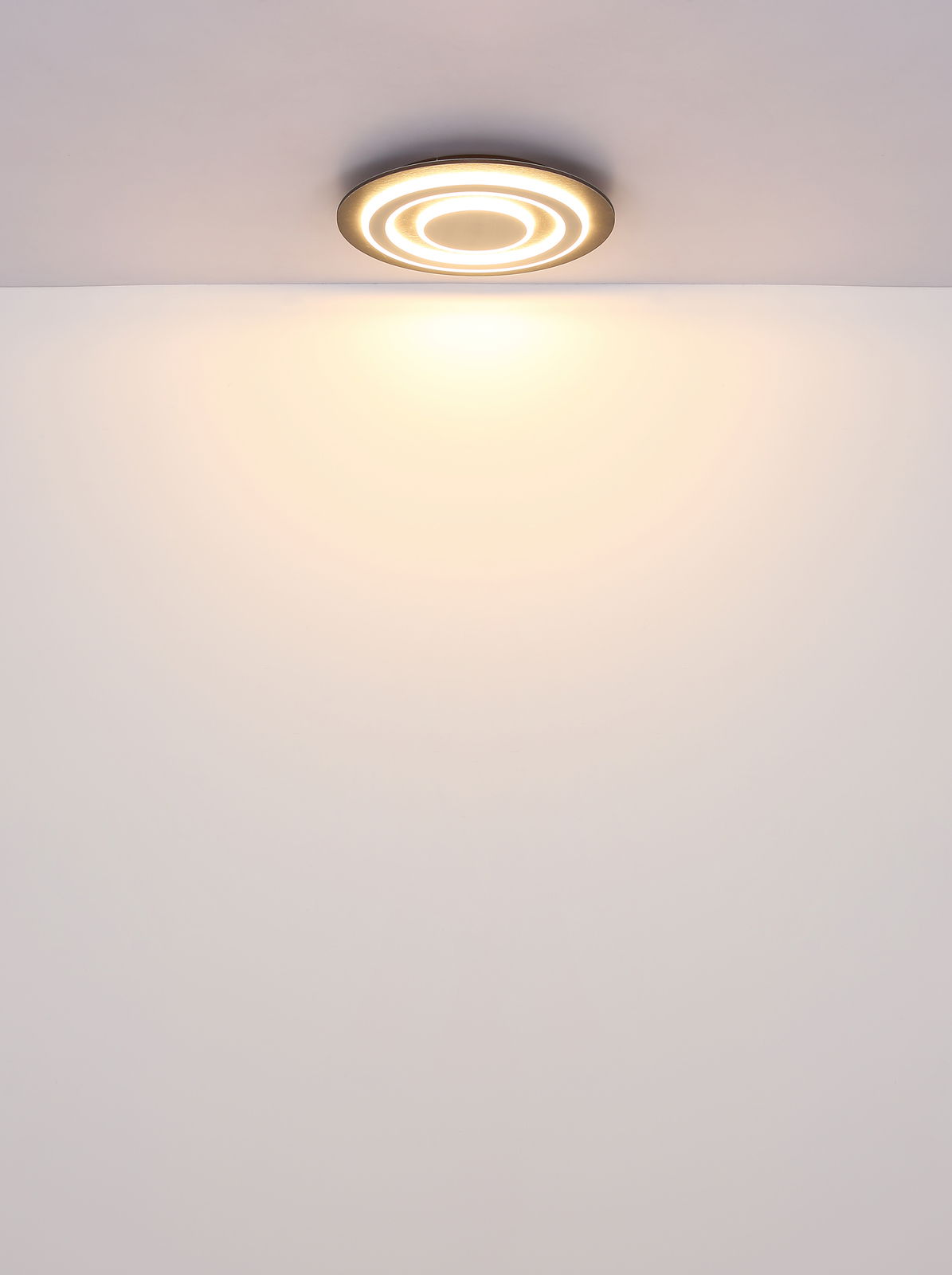 Moderne Deckenleuchte mit kreisförmigem Design, von unten betrachtet.