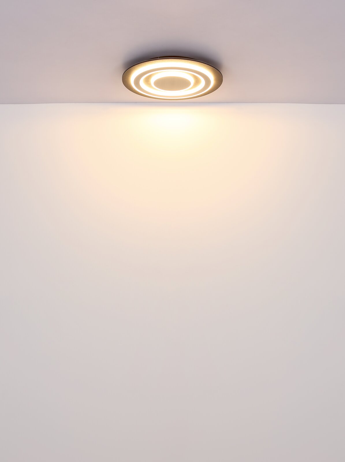 Moderne plafondlamp met een cirkelvormig ontwerp, gezien van onderaf.