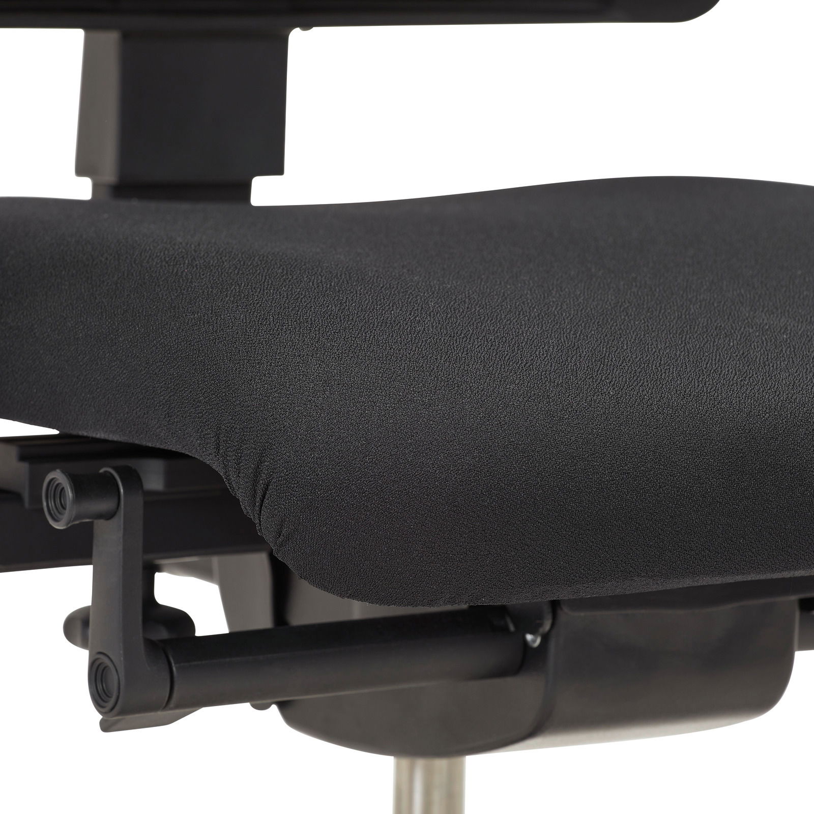 Nahaufnahme eines schwarzen Drehstuhlsitzes mit seitlicher Perspektive, die die Mechanik und Polsterung zeigt.