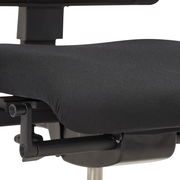 Nahaufnahme eines schwarzen Drehstuhlsitzes mit seitlicher Perspektive, die die Mechanik und Polsterung zeigt.