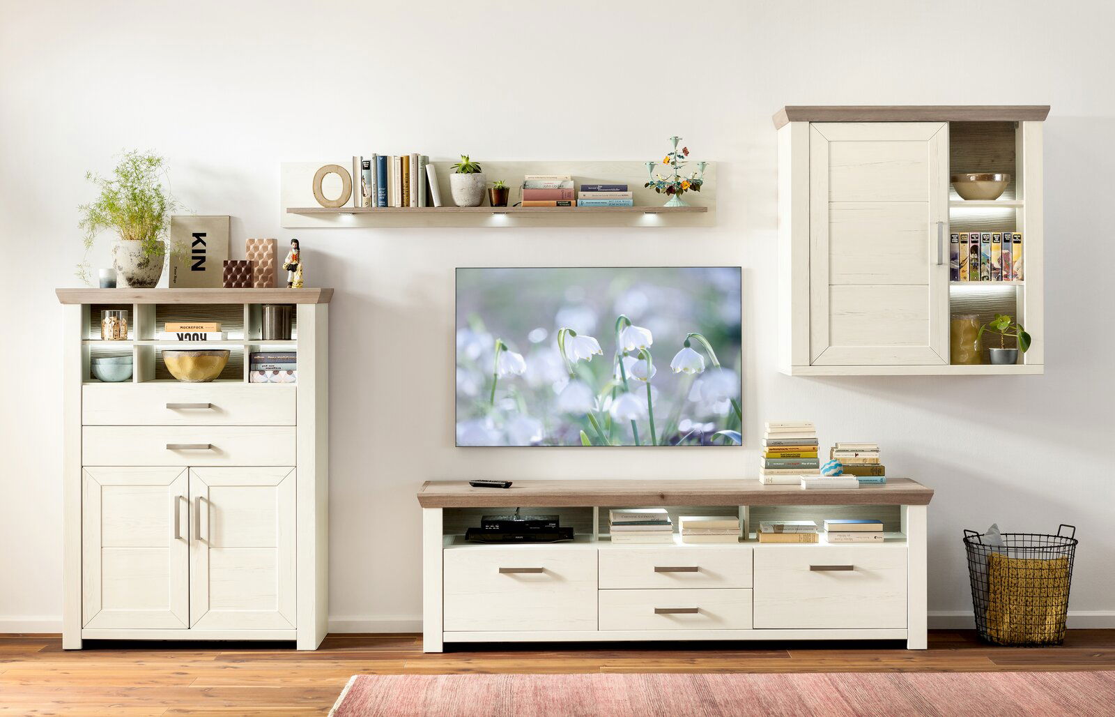 Set one by Musterring Hängeelement SET ONE YORK Wohnzimmer mit modernem Hängeelement in Holzoptik, frontal betrachtet, neben einem Fernseher und weiteren Möbelstücken.