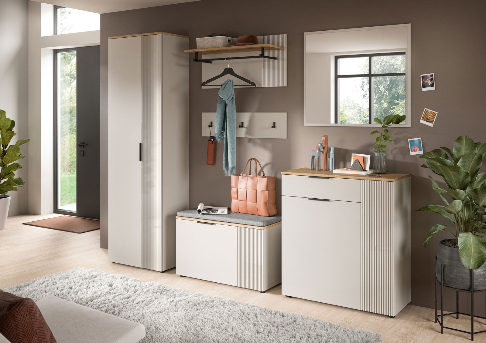 Moderne Sitzbank mit Sitzkissen in einem stilvollen Flur, seitliche Perspektive.