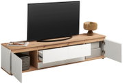 XL-TV-Lowboard aus Holz mit offenen Schubladen und Türen, von vorne betrachtet. Auf der Oberseite steht ein großer Fernseher, daneben eine Lampe und Zeitschriften.