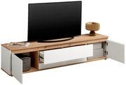 XL-tv-lowboard van hout met open lades en deuren, gezien vanaf de voorkant. Op het blad staat een grote tv, met daarnaast een lamp en tijdschriften.