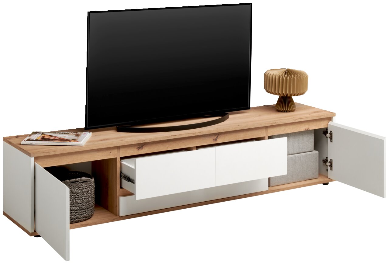 XL-tv-lowboard van hout met open lades en deuren, gezien vanaf de voorkant. Op het blad staat een grote tv, met daarnaast een lamp en tijdschriften.