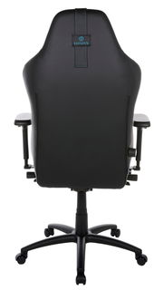 Rückansicht eines schwarzen Gaming-Stuhls mit blauen Nähten und Logo auf der Rückenlehne.