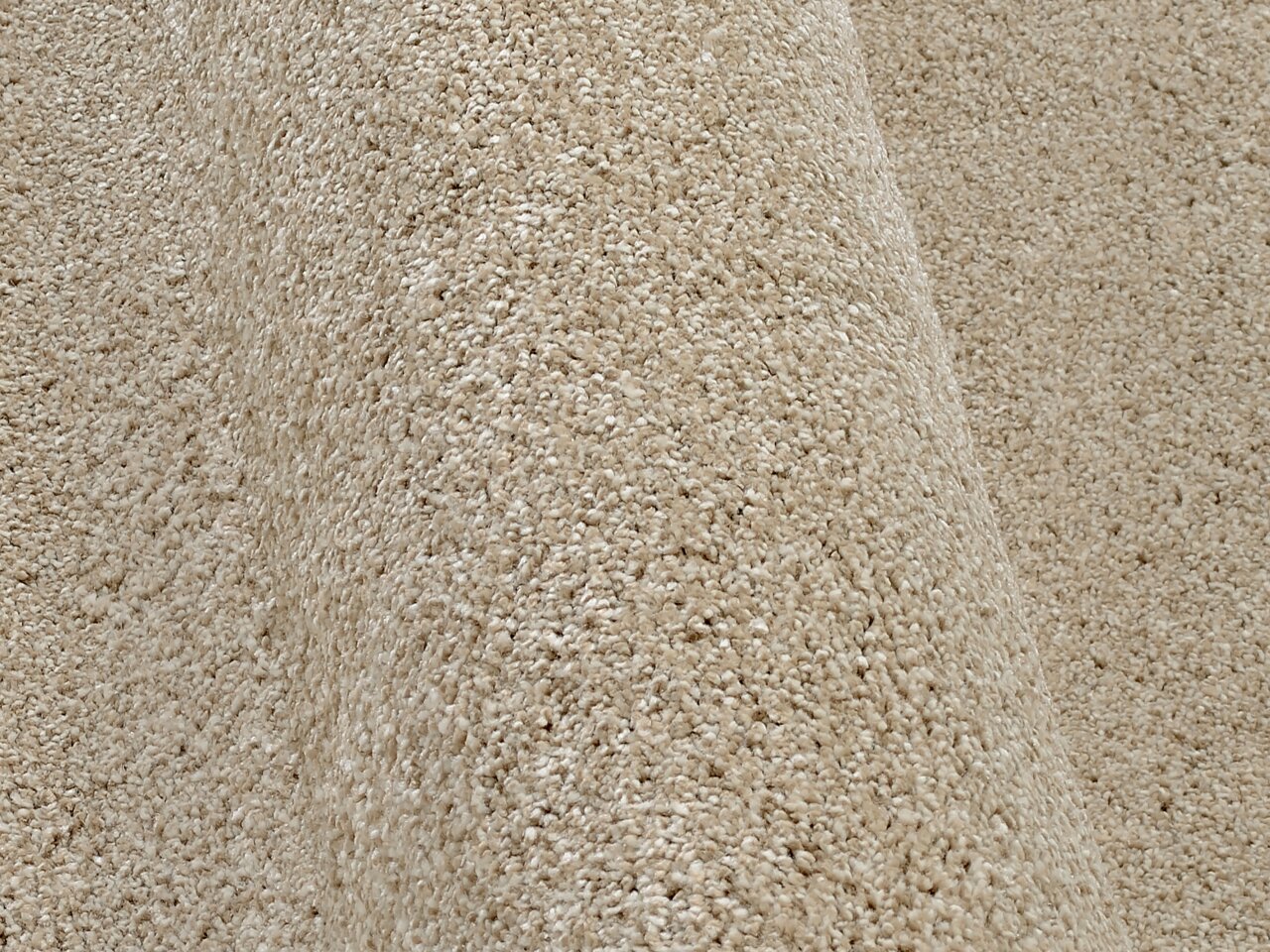 Nahaufnahme eines beigen Uni-Teppichs mit weicher Textur, seitliche Perspektive