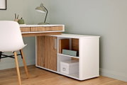Moderner Eck-Schreibtisch mit Anbau, aus Holz und Weiß, mit Schubladen und Regalfächern, seitliche Perspektive.