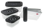 Vakuumier-Set EASYFRESH, 7-teilig, bestehend aus drei rechteckigen Behältern mit schwarzen Deckeln, einem schwarzen Vakuumiergerät und vier Vakuumbeuteln, aus der Vogelperspektive fotografiert.