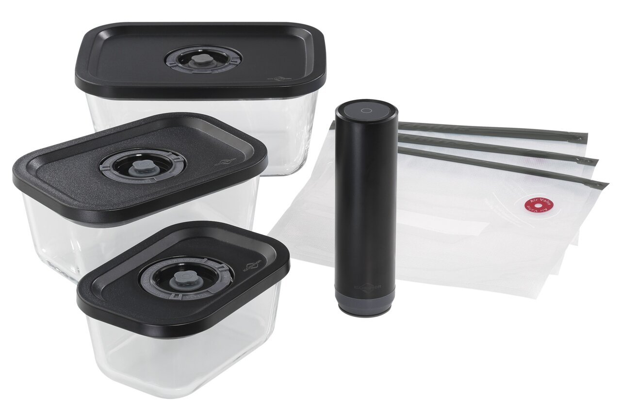Vakuumier-Set EASYFRESH, 7-teilig, bestehend aus drei rechteckigen Behältern mit schwarzen Deckeln, einem schwarzen Vakuumiergerät und vier Vakuumbeuteln, aus der Vogelperspektive fotografiert.