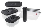 Vakuumier-Set EASYFRESH, 7-teilig, bestehend aus drei rechteckigen Behältern mit schwarzen Deckeln, einem schwarzen Vakuumiergerät und vier Vakuumbeuteln, aus der Vogelperspektive fotografiert.
