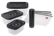 Vakuumier-Set EASYFRESH, 7-teilig, bestehend aus drei rechteckigen Behältern mit schwarzen Deckeln, einem schwarzen Vakuumiergerät und vier Vakuumbeuteln, aus der Vogelperspektive fotografiert.