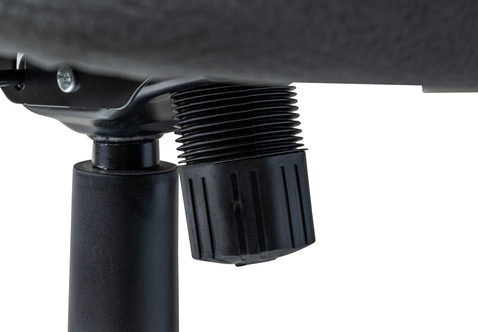 Nahaufnahme eines schwarzen Drehknopfes unter einem Chefsessel, seitliche Perspektive