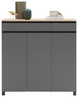 Moderner grauer Schuhschrank mit Holzplatte, frontal fotografiert, dekoriert mit Vasen und einem Buch.