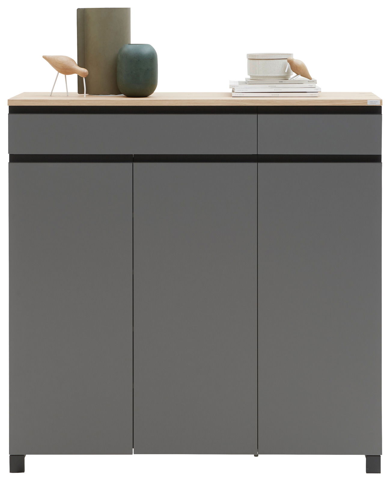 Moderner grauer Schuhschrank mit Holzplatte, frontal fotografiert, dekoriert mit Vasen und einem Buch.