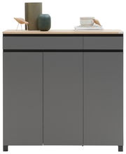 Moderner grauer Schuhschrank mit Holzplatte, frontal fotografiert, dekoriert mit Vasen und einem Buch.