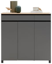 Moderner grauer Schuhschrank mit Holzplatte, frontal fotografiert, dekoriert mit Vasen und einem Buch.