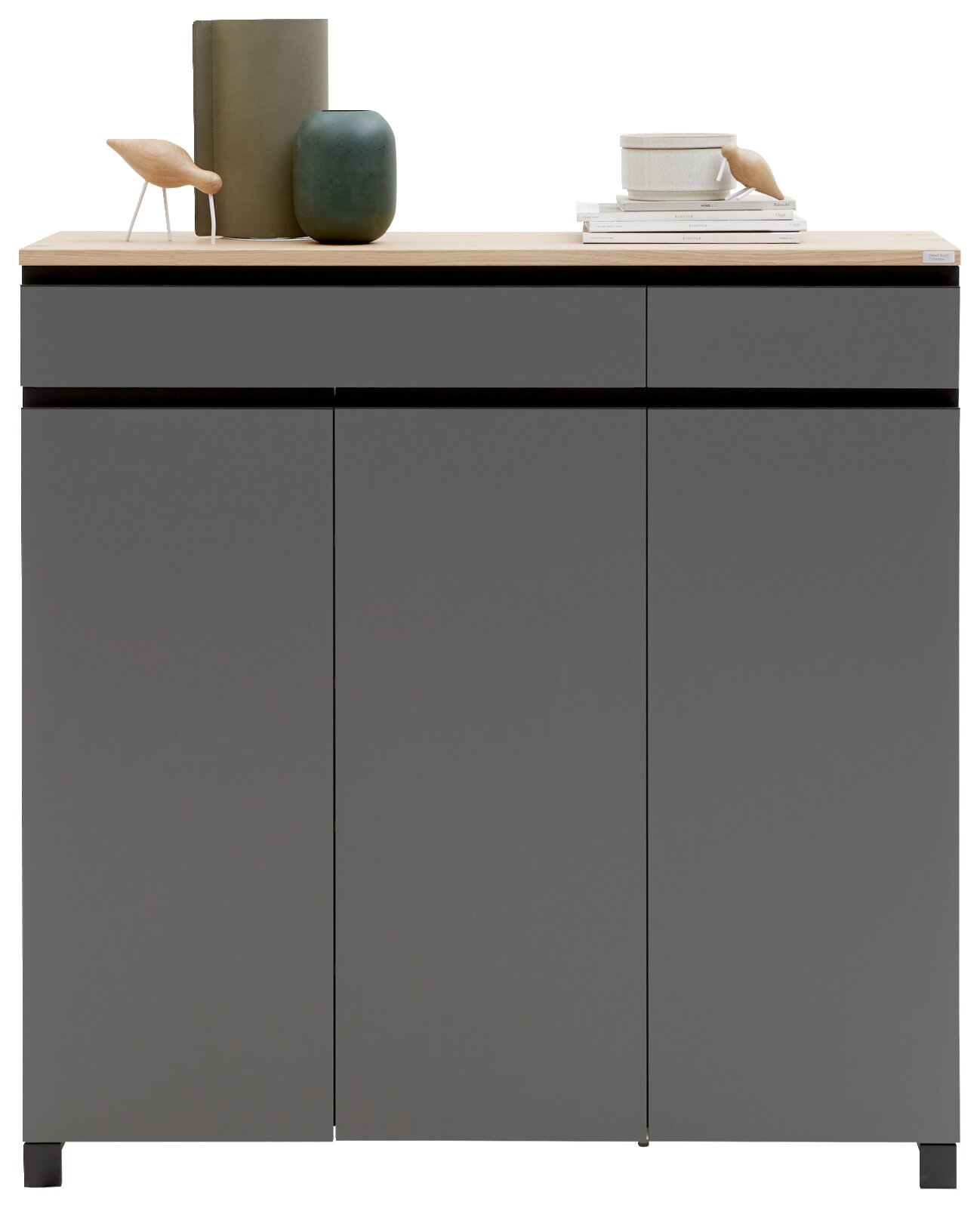 Moderne grijze schoenenkast met houten blad, gefotografeerd vanaf de voorkant, versierd met vazen en een boek.