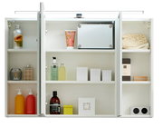 Moderner Spiegelschrank mit geöffneter Frontansicht, gefüllt mit Pflegeprodukten und Handtüchern.