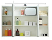 Moderner Spiegelschrank mit geöffneter Frontansicht, gefüllt mit Pflegeprodukten und Handtüchern.