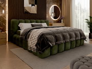 Grünes Polsterbettgestell in einem stilvoll eingerichteten Schlafzimmer, seitliche Perspektive