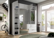 Moderner weißer Garderobenschrank mit Spiegeln und offenen Regalen, Perspektive von vorne rechts