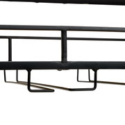 Onderkant van een zwarte metalen plank met rechthoekig frame en draadbeugels, close-up van onderaf gezien tegen een witte achtergrond