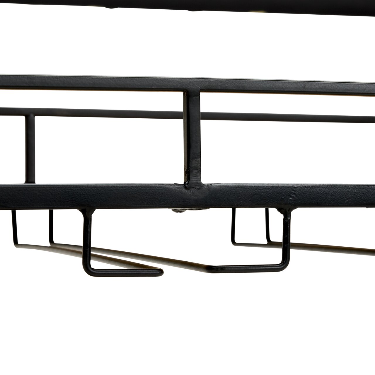 Onderkant van een zwarte metalen plank met rechthoekig frame en draadbeugels, close-up van onderaf gezien tegen een witte achtergrond