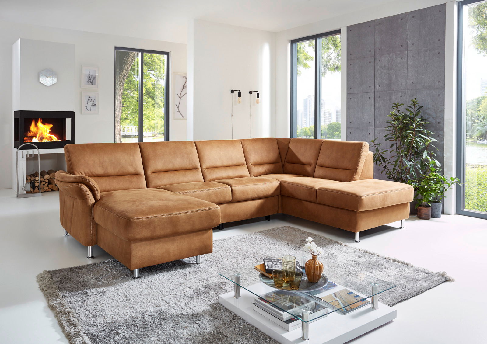 Ecksofa in braunem Leder mit moderner, gemütlicher Atmosphäre, Blick von vorne links