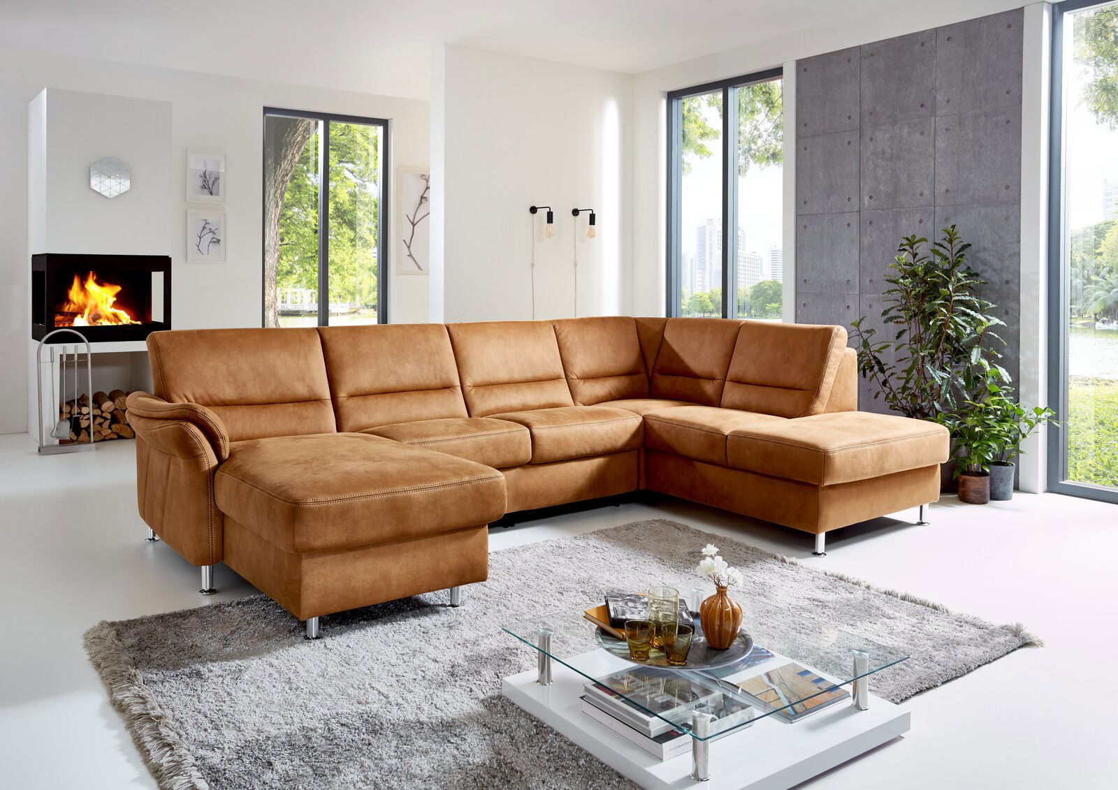 Ecksofa in braunem Leder mit moderner, gemütlicher Atmosphäre, Blick von vorne links