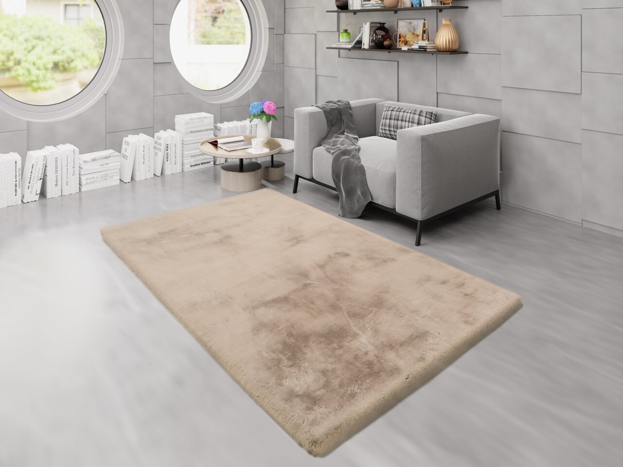 Beiger Fellteppich in einem modernen Wohnzimmer mit grauem Sofa und runden Fenstern, aus der Vogelperspektive betrachtet.