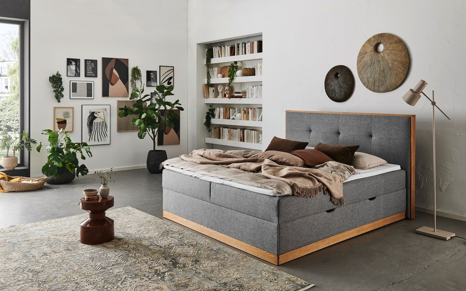 Modernes Boxbett in einem stilvoll eingerichteten Schlafzimmer, seitliche Perspektive