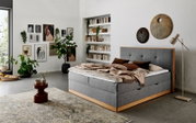 Modernes Boxbett in einem stilvoll eingerichteten Schlafzimmer, seitliche Perspektive