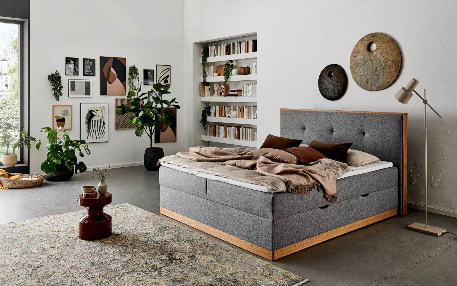 Modernes Boxbett in einem stilvoll eingerichteten Schlafzimmer, seitliche Perspektive