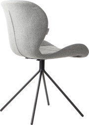 Moderner grauer Stuhl mit geschwungener Rückenlehne und schwarzem Metallgestell, seitliche Perspektive