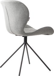 Moderner grauer Stuhl mit geschwungener Rückenlehne und schwarzem Metallgestell, seitliche Perspektive