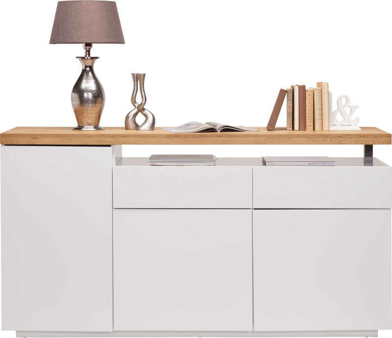 Modernes Sideboard in Weiß mit Holzplatte, dekoriert mit Lampe, Vasen und Büchern, frontal betrachtet.