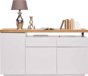 Modernes Sideboard in Weiß mit Holzplatte, dekoriert mit Lampe, Vasen und Büchern, frontal betrachtet.