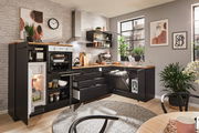 Moderne Küche mit Eckunterschrank, Kühlschrank, Backofen und Geschirrspüler in schwarzem Design, fotografiert aus einer leicht erhöhten Perspektive.