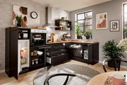 Moderne Küche mit Eckunterschrank, Kühlschrank, Backofen und Geschirrspüler in schwarzem Design, fotografiert aus einer leicht erhöhten Perspektive.
