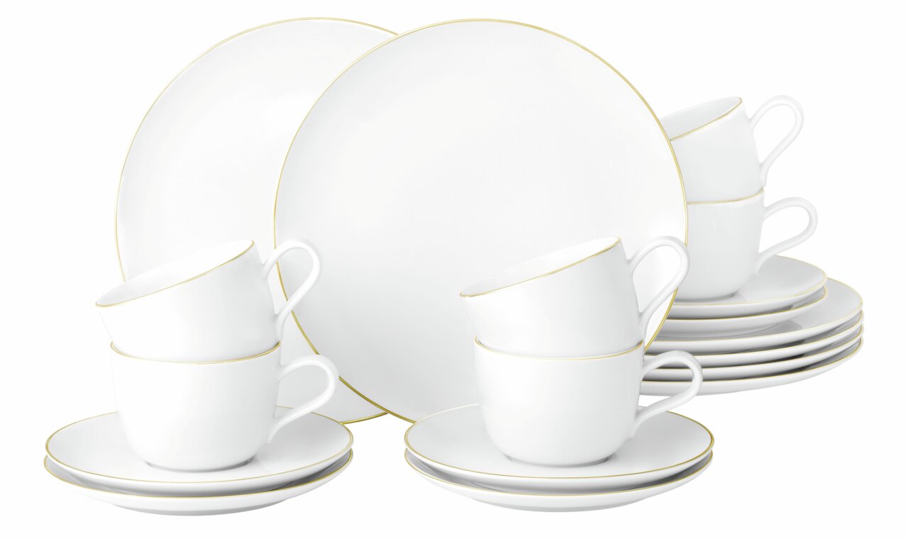 Elegantes 18-teiliges Kaffeeservice mit goldenen Rändern, bestehend aus Tassen, Untertassen und Tellern, aus seitlicher Perspektive fotografiert.